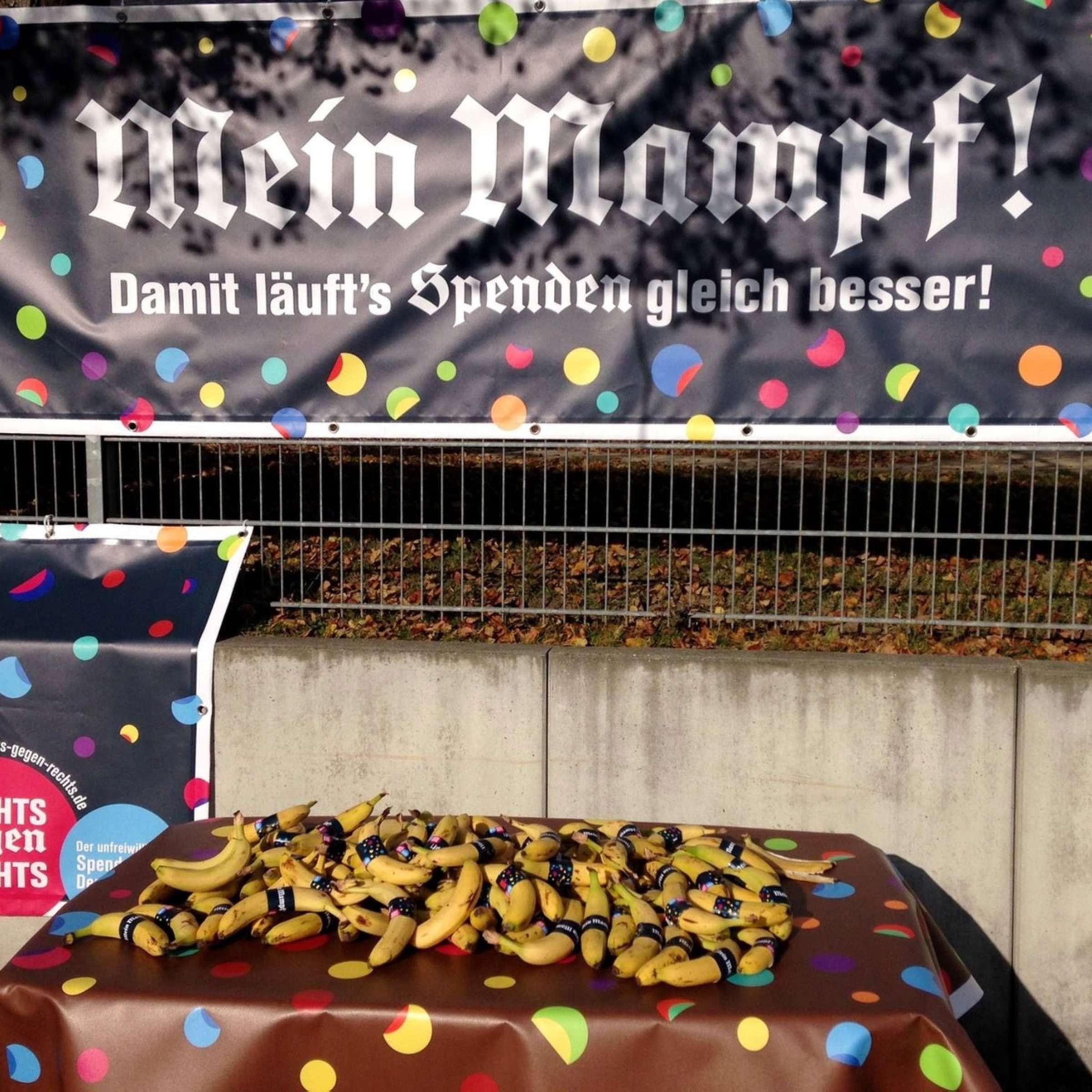 Abb1_Typographie Abb. 1: Werbestand. Banner mit Aufschrift "mein mampf". Davor ein Tisch mit Bananen.