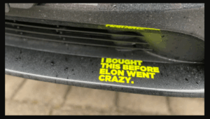 Nahaufnahme von Aufkleber auf Auto mit Aufschrift 