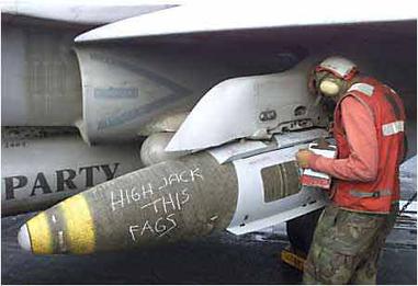 Abbildung 1: Skandalisiertes Foto von einer mit Schmähbotschaft beschrifteten Bombe („fag bomb“), aufgenommen am 11.10.2001 an Bord einer F/A-18 Hornet auf dem Flugzeugträger U.S.S. Enterprise während des amerikanischen Militäreinsatzes gegen Afghanistan (Quelle: Associated Press/Wikipedia, https://en.wikipedia.org/wiki/File:Fag_bomb.jpg)
